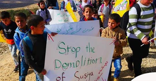 Filistin'deki öğrenciler güneşin altında ders başı yaptı